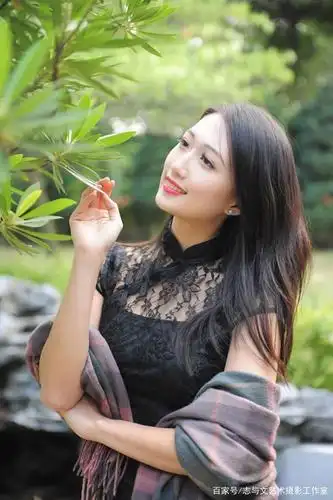 身材火辣的成熟微胖美女穿黑色旗袍配高跟,嘴唇性感散发贵妇气质