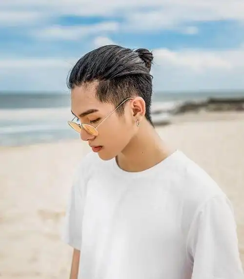 平常我们看到的武士头,大多数会把两侧的头发推短