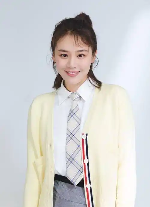 马思纯终于找对风格,穿校服风套装活力无限,成熟和青春的结合_校园