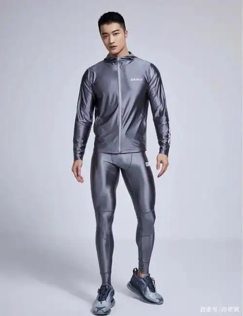 拥有187身高的28岁健美身材的男生,穿紧身裤这也太凸显身材了!