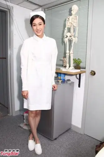 钟嘉欣新歌护士造型诱人演出避谈感情事