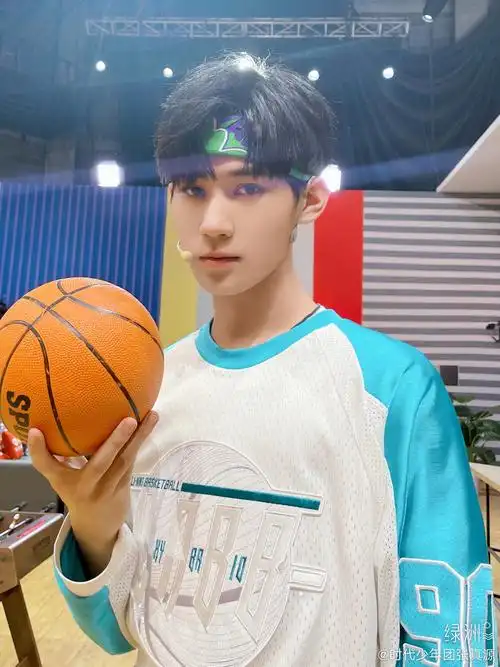 张真源发带yyds!少年英气十足_高清图集_新浪网