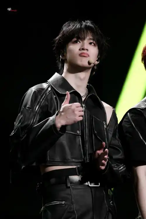 今日星拍放送##刘耀文一对一教粉丝手势舞##刘耀文倔强的小男孩