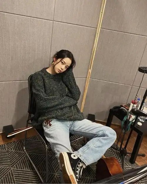 欧阳娜娜的机场同色系穿搭"火了"!蓝色棉衣配牛仔裤,保暖清新