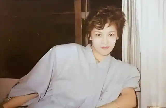 "向太"陈岚:戴75克拉巨钻,永远站c位,年轻时美貌不输关之琳