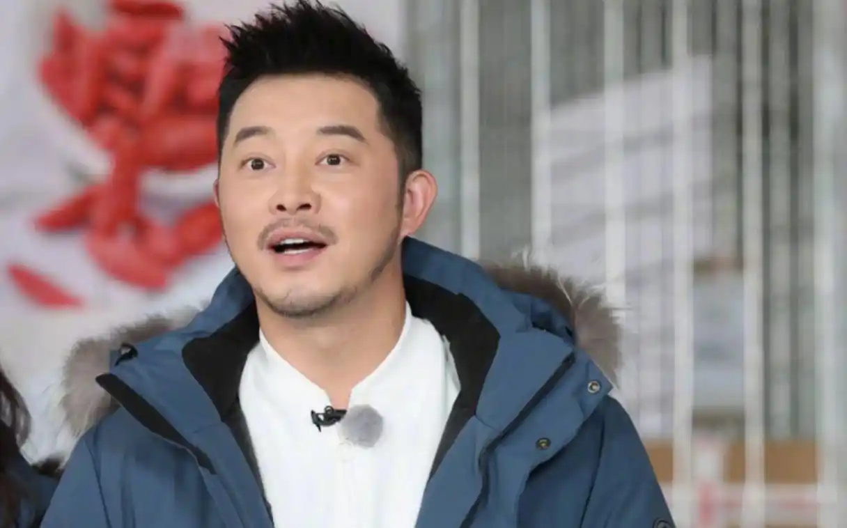 沙溢独自出门不带助理!身形臃肿肚腩微凸,脸部发福口罩显紧绷