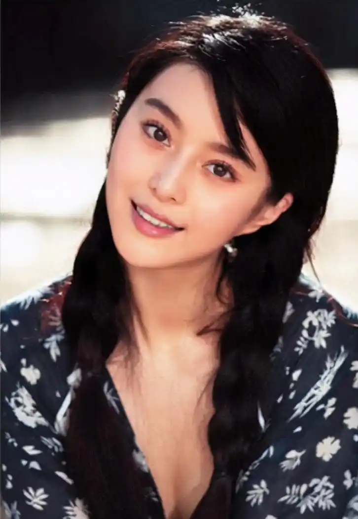 范冰冰现身盛典麒麟臂与赘肉好抢眼昔日女神身材变形