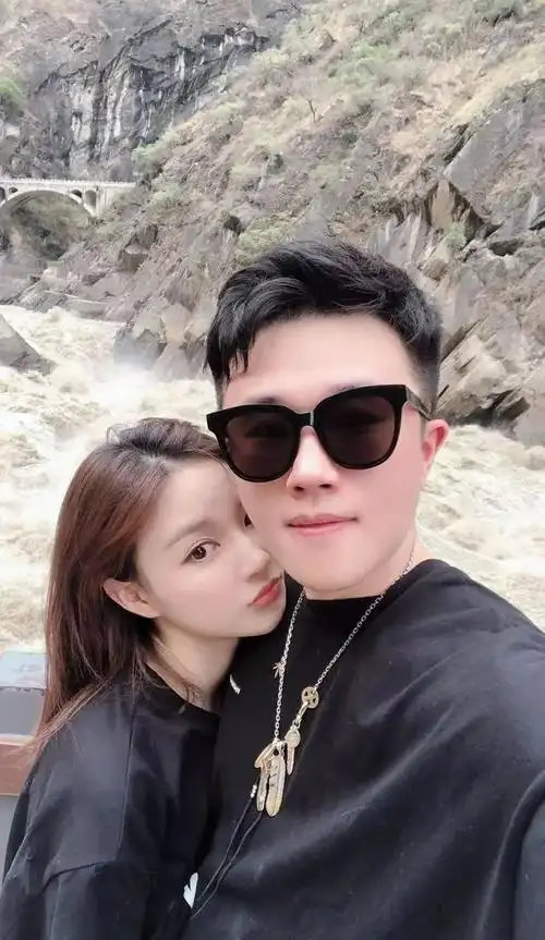 网红雪梨罕见晒照撒狗粮被富二代老公搂怀里小鸟依人