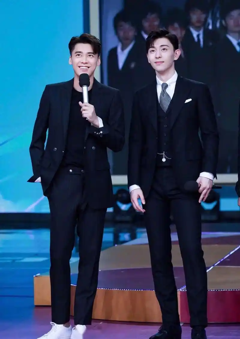 《快乐大本营》邓伦,李易峰西装同框图,谁?