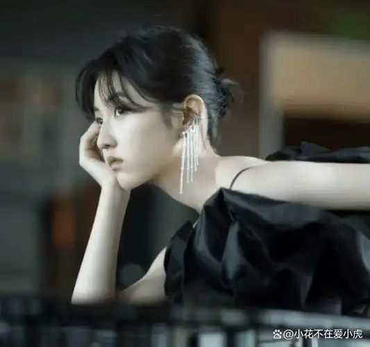 2001年出生的张子枫虽然年龄比较小,但是却展现出了超越年龄的演技