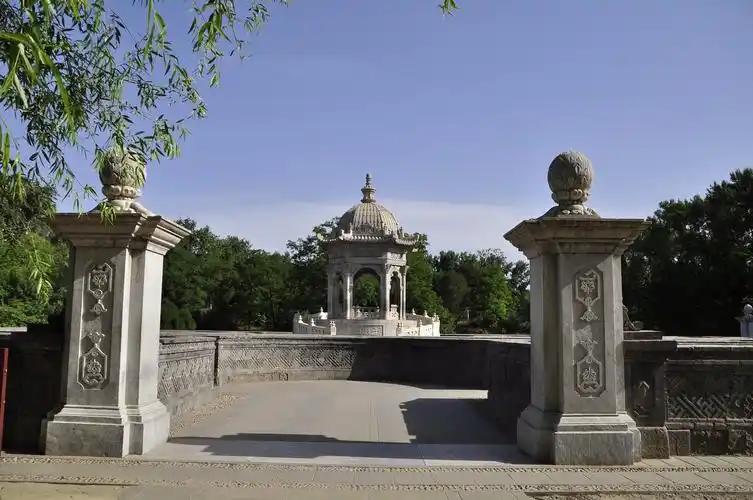 走进圆明园的西洋楼遗址