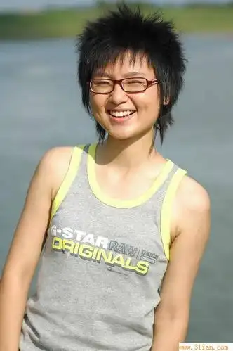 坛子(微信号:tanziapp)犹记得,当初周笔畅出道的时候,是下图的憨厚