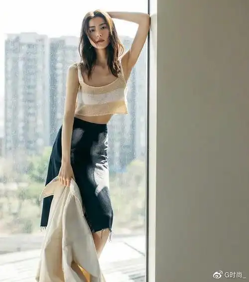 露脐装随便拍拍都是大片,巴掌腰又来夺命了|刘雯|巴掌|大片_新浪新闻