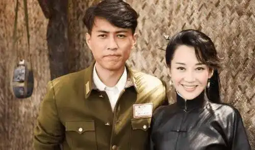 你永远不知道许晴有多嫩!直到看到她同框42岁靳东,网友:有看头