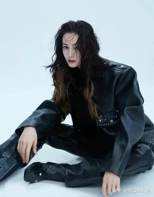 迪丽热巴时尚封面大片化身摩登女郎优雅自在清冷酷感十足