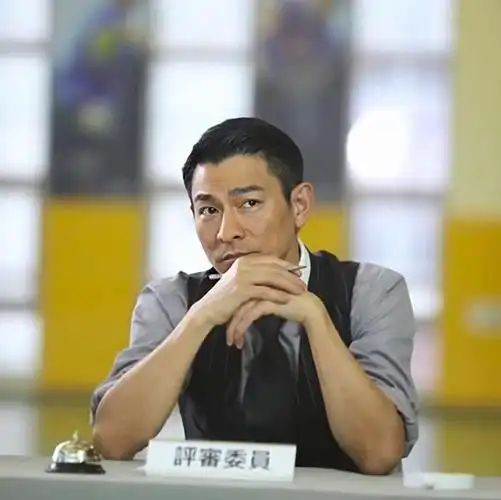 原创58岁刘德华自爆近照丝绒马甲搭大背头比抛妻弃女李连杰帅太多