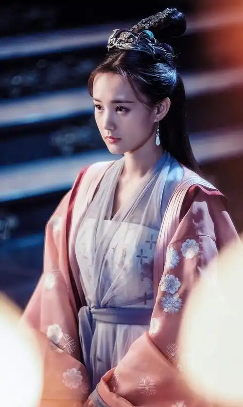 李一桐古装美图欣赏,真是个美人坯子,只是可惜一直不火!