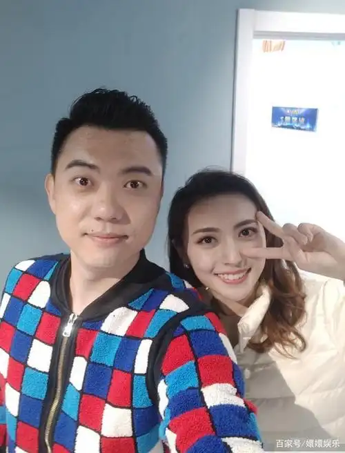 《主持人大赛》后续:同是比心,郭嘉宁很别致,王嘉宁像是在打枪