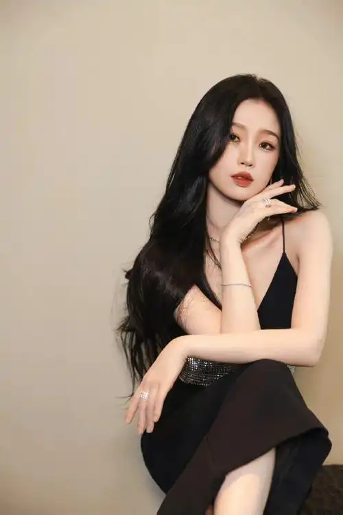 虞书欣黑色深v吊带长裙##虞书欣黑色深v镶钻长裙