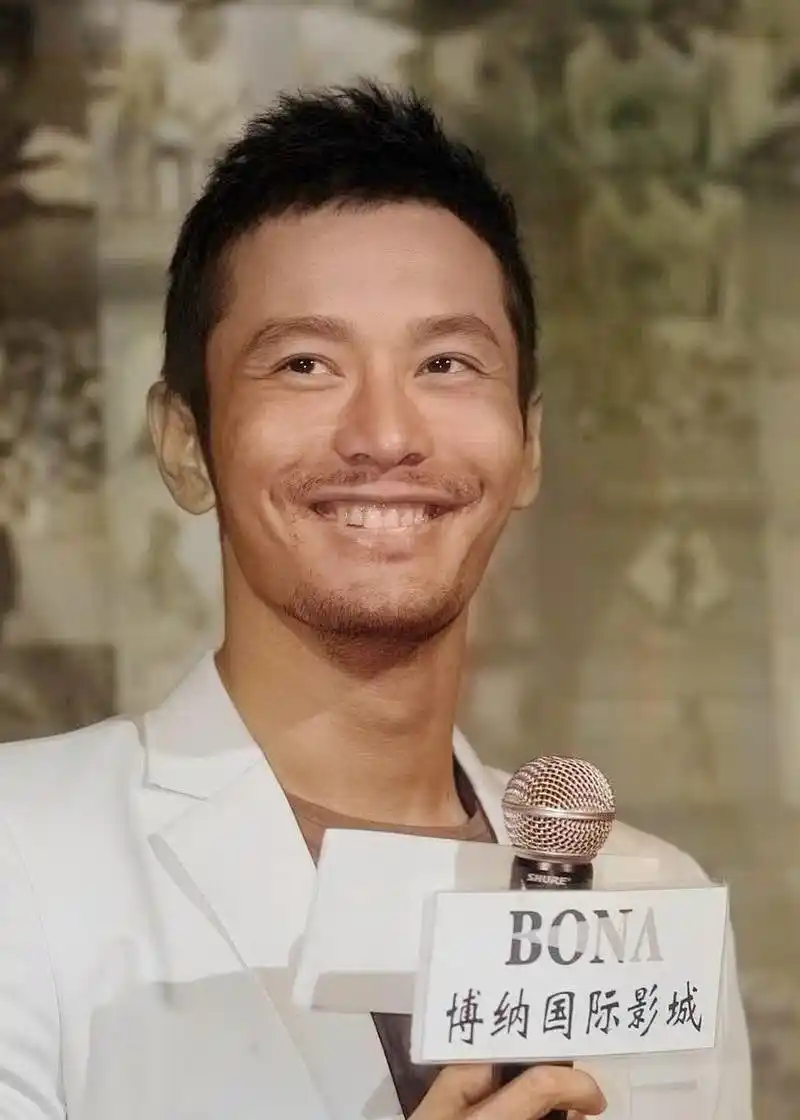 黄晓明有三种胡子,哪一种是真的老了?哪个是凹的?瞬间就做好了!