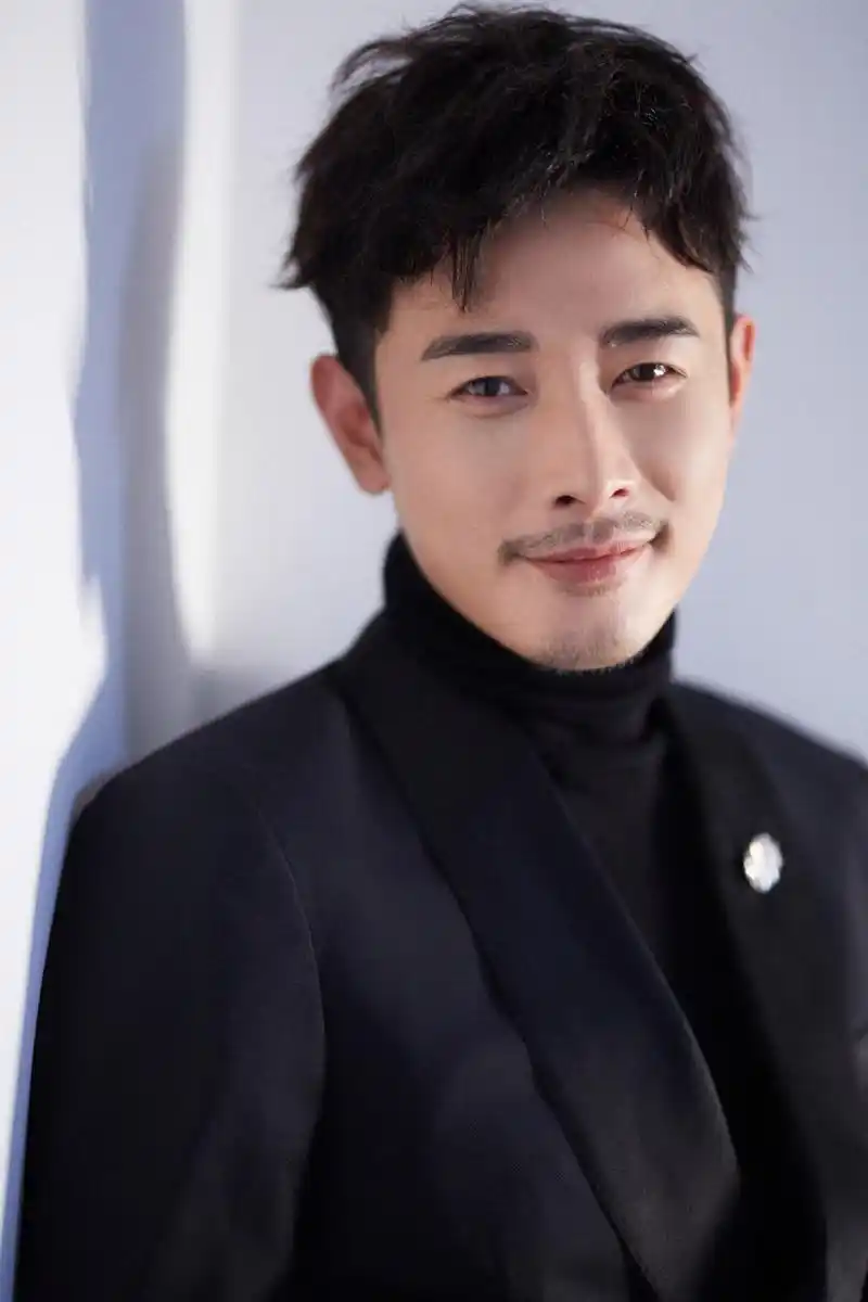 罗晋沉稳帅气活动写真图片