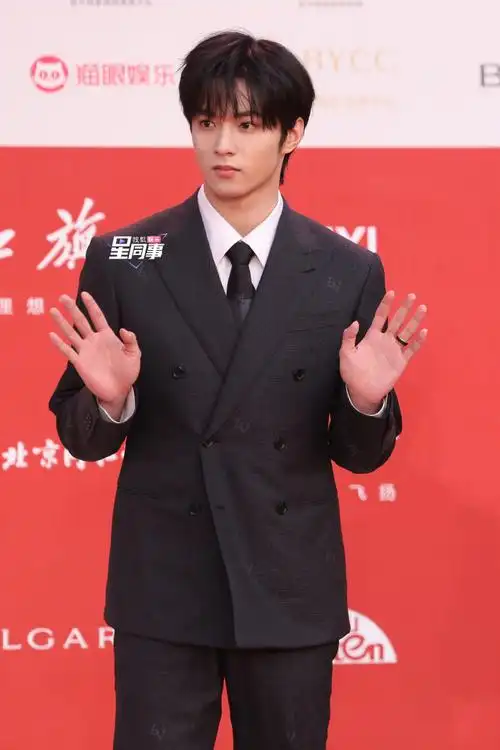 刘耀文来啦   ～   今天以一身 louis vuitton 西装造型随《第二十条