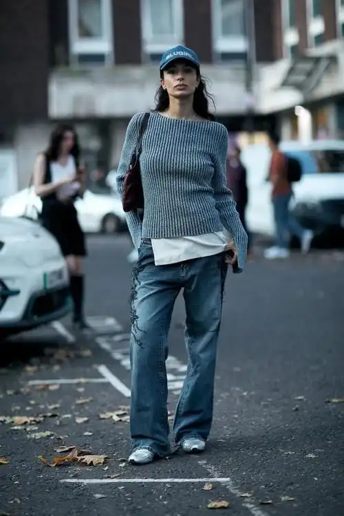 今年春季,银色运动鞋成为了时尚界的新宠,它们不仅舒适实用,还带有