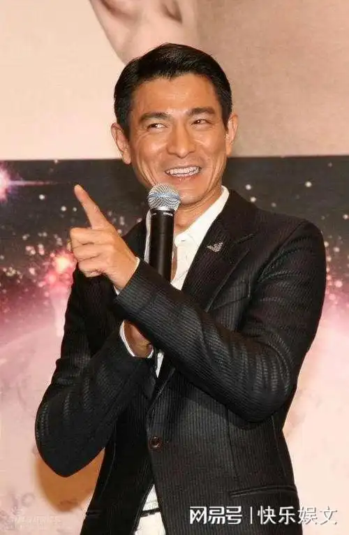 60岁刘德华近况曝光穿近7000元t恤身材健美笑容调皮状态好