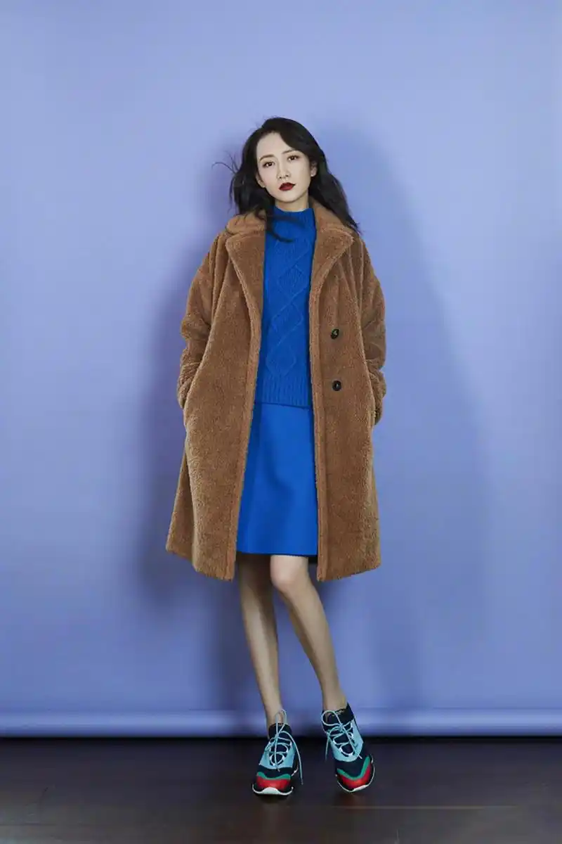 王鸥的腿和长靴真是太配了,线条匀称纤细无赘肉,这身材羡慕不来