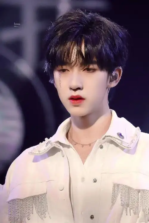 相美人吧#贺峻霖#贺峻霖#骨相美,皮相优越,五官精致,女装神颜惊艳万年