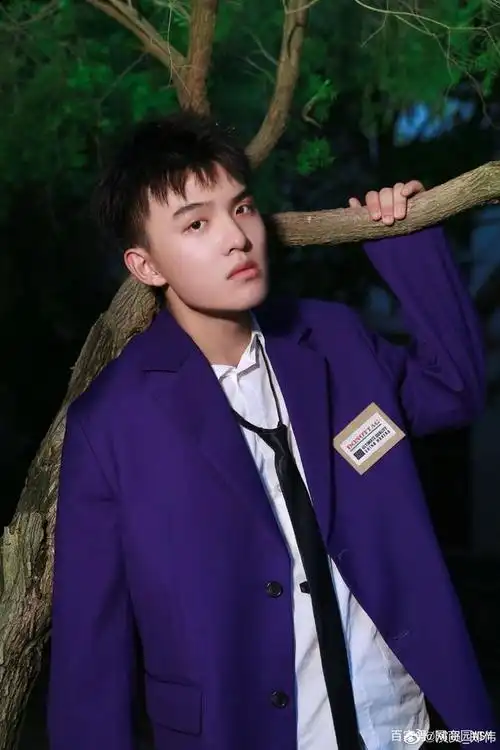 郑伟:00后演员,7岁出道参演多部影视剧,如今他这套穿搭绝了!