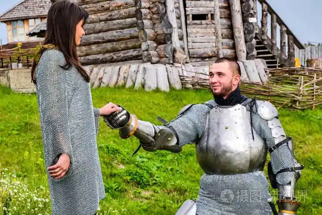 单膝下跪的骑士跪动作非常绅士,也是有着极高的实用价值.