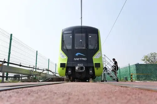 成都轨道交通8号线列车正式亮相!明年底开通试运营