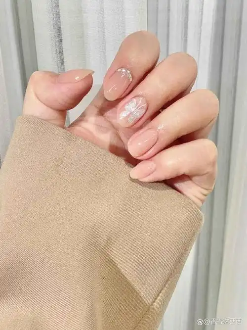 裸色美甲,让你手白一个度!裸色带钻,美丽加分!
