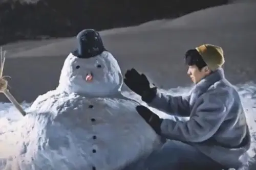 狗仔镜头下的王俊凯生图曝光认真堆雪人的模样可爱极了