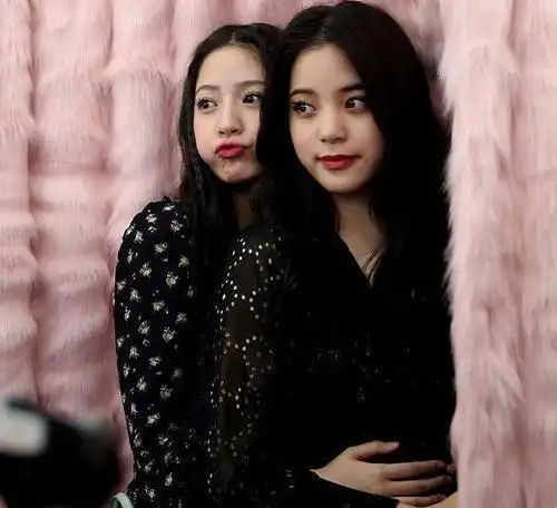 带欧阳娣娣参加活动,合照站姿太有心|欧阳妮妮|亲姐妹_网易订阅