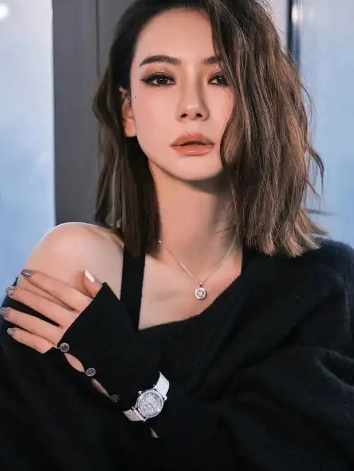 演员@戚薇 佩戴happy snowflakes腕表及happy snowflakes项链