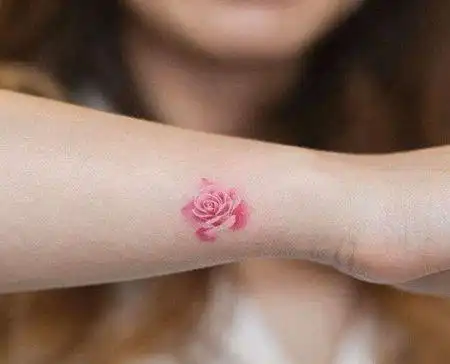 水彩手腕玫瑰纹身图案