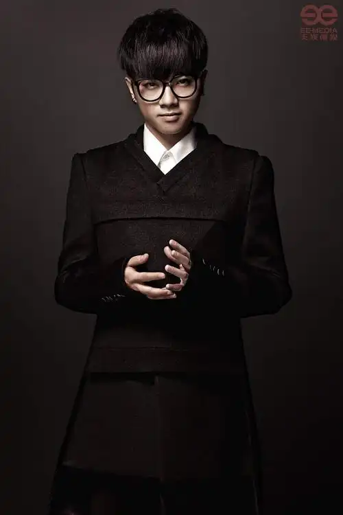 要几张华晨宇的高清大图!戴眼镜的!