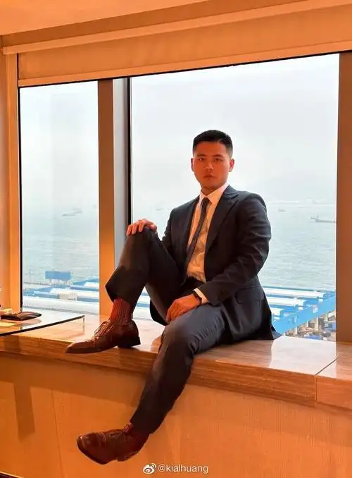 正装大叔来自水印