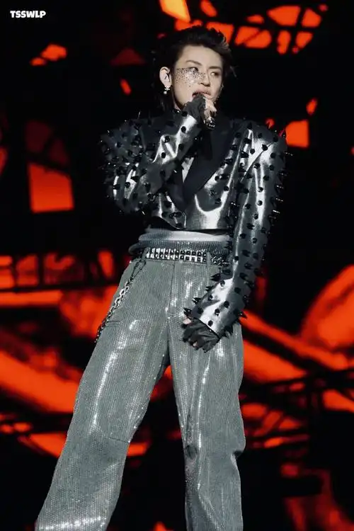 小鬼王琳凯超话#小鬼连唱12首给音乐节一点小震撼#00#舞台是小鬼的