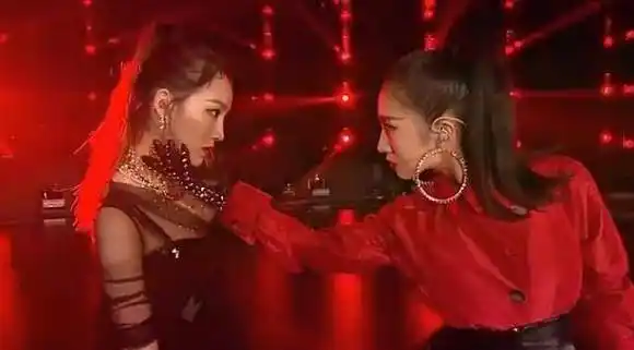 原创孟美岐晒晚会合影与孟佳摆同款冲天辫pose发际线太真实