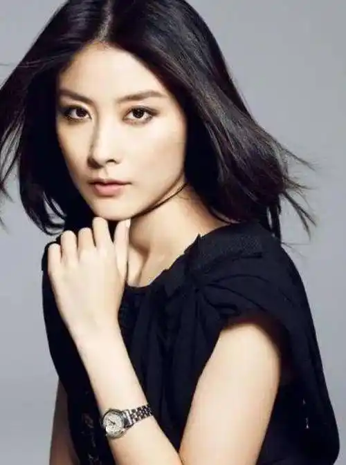 46岁陈慧琳"冻龄"颜值太真实,皮肤嫩得出水,坦言护肤无非2点_毛孔