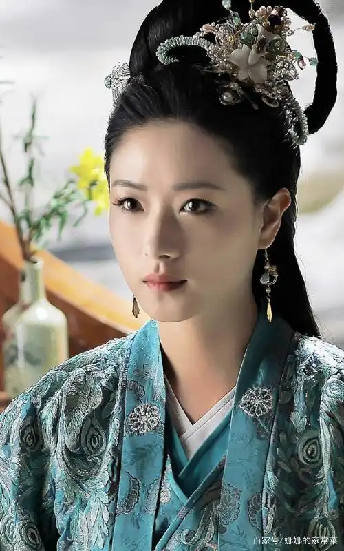 万茜高清壁纸:身穿古装,彰显典雅大气的美感