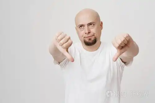 画像的困扰, 光头白人胡子男子显示拇指下来, 在滚动的眼睛和被厌倦