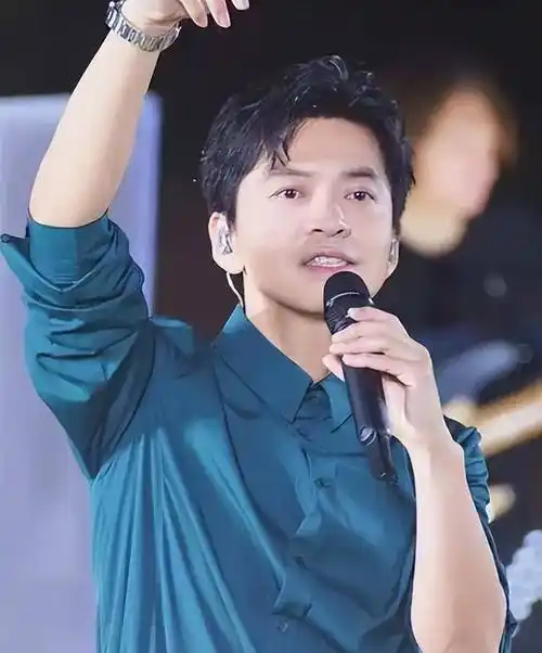 说到娱乐圈内最迷人的"叔系"帅哥,歌手李健当然能率先登榜,作为一名