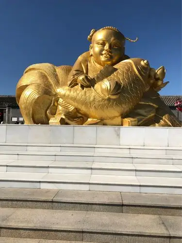 杨柳青标志性雕塑—金娃抱鱼