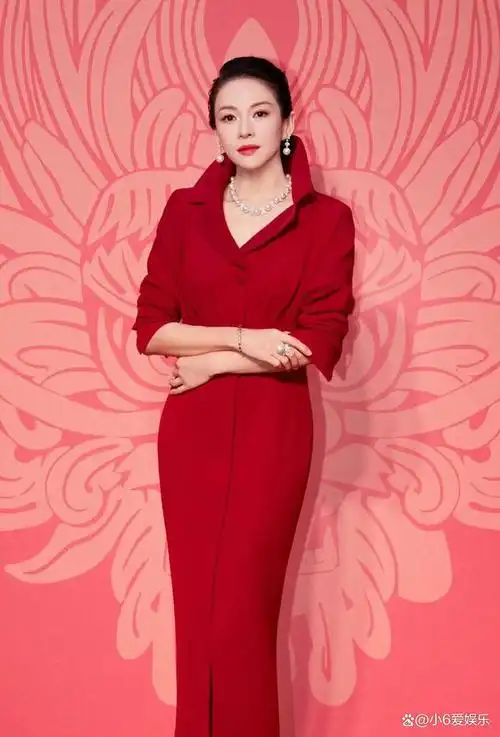 45岁的章子怡美貌依旧,一身红衣惊艳亮相活动,独特气质令人羡慕