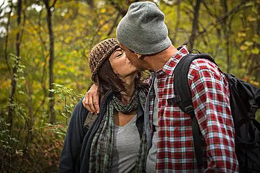 夫妻,吻,树林