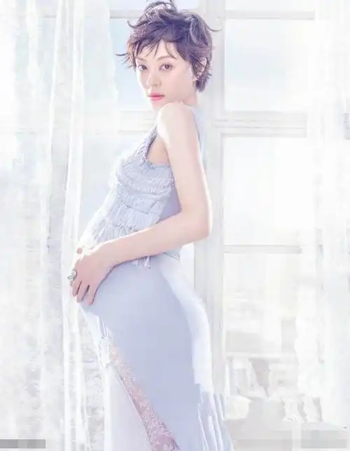 据获悉,目前谢娜专心留在上海安胎休养,从宣布怀孕后曝光度也大幅度